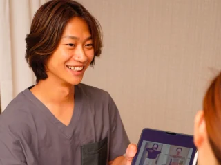 タブレットで体組成の結果を説明する院長