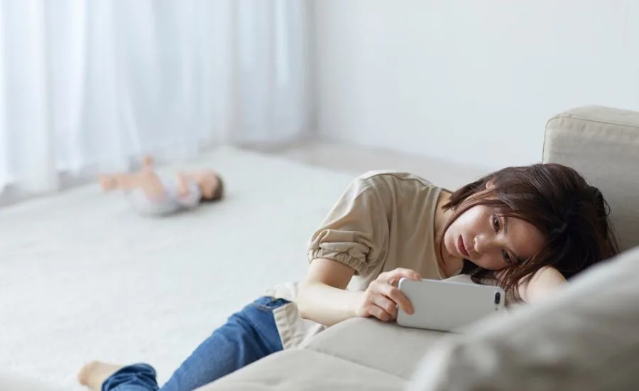 産後の疲れを感じるママ